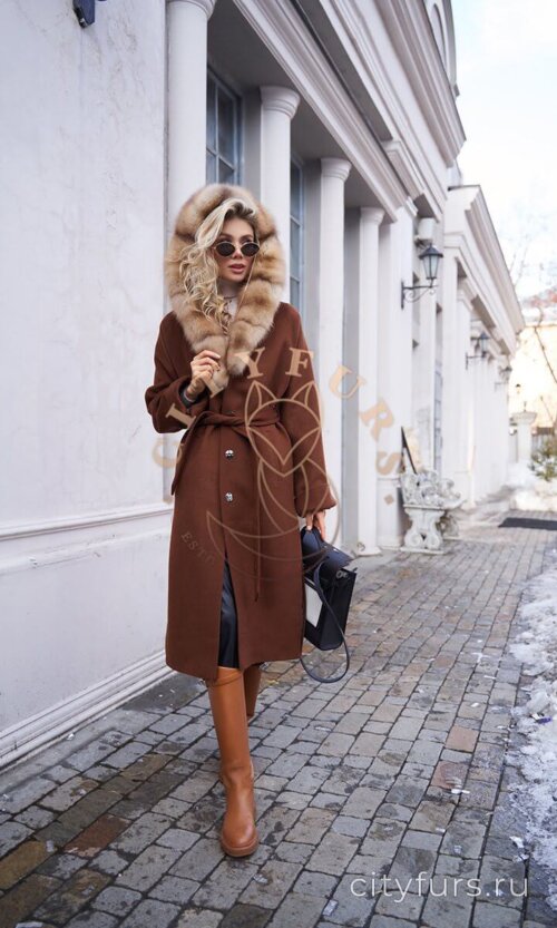 Пальто с мехом куницы и капюшоном - цвет коричневый